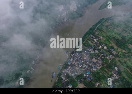 200521 -- GUILIN, 21 maggio 2020 -- foto aerea scattata il 21 maggio 2020 mostra il paesaggio della città di Xingping nella contea di Guilin, nella regione autonoma del Guangxi Zhuang, nella Cina meridionale. CHINA-GUANGXI-GUILIN-YANGSHUO-SCENOGRAFIA CN CAOXYIMING PUBLICATIONXNOTXINXCHN Foto Stock