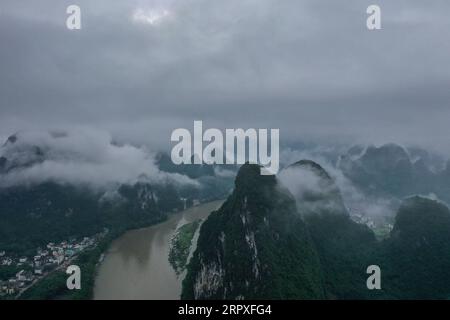 200521 -- GUILIN, 21 maggio 2020 -- foto aerea scattata il 21 maggio 2020 mostra il paesaggio della città di Xingping nella contea di Guilin, nella regione autonoma del Guangxi Zhuang, nella Cina meridionale. CHINA-GUANGXI-GUILIN-YANGSHUO-SCENOGRAFIA CN CAOXYIMING PUBLICATIONXNOTXINXCHN Foto Stock