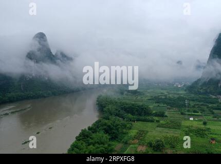 200521 -- GUILIN, 21 maggio 2020 -- foto aerea scattata il 21 maggio 2020 mostra il paesaggio della città di Xingping nella contea di Guilin, nella regione autonoma del Guangxi Zhuang, nella Cina meridionale. CHINA-GUANGXI-GUILIN-YANGSHUO-SCENIC CN ZHOUXHUA PUBLICATIONXNOTXINXCHN Foto Stock
