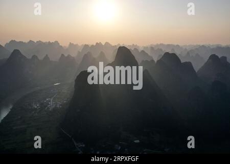 200521 -- GUILIN, 21 maggio 2020 -- foto aerea scattata il 19 maggio 2020 mostra il paesaggio della città di Xingping nella contea di Guilin, nella regione autonoma del Guangxi Zhuang, nella Cina meridionale. CHINA-GUANGXI-GUILIN-YANGSHUO-SCENOGRAFIA CN CAOXYIMING PUBLICATIONXNOTXINXCHN Foto Stock