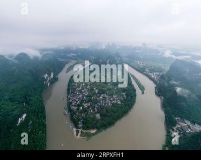 200521 -- GUILIN, 21 maggio 2020 -- foto aerea scattata il 21 maggio 2020 mostra il paesaggio della città di Xingping nella contea di Guilin, nella regione autonoma del Guangxi Zhuang, nella Cina meridionale. CHINA-GUANGXI-GUILIN-YANGSHUO-SCENOGRAFIA CN CAOXYIMING PUBLICATIONXNOTXINXCHN Foto Stock