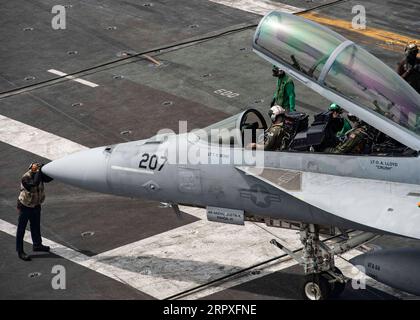 17 maggio 2020, USS Nimitz, Stati Uniti: Un F/A-18E Super Hornet della Marina degli Stati Uniti, del Mighty Shrikes of Strike Fighter Squadron VFA 22 si prepara per le operazioni di volo a bordo della portaerei USS Nimitz durante l'addestramento di routine il 17 maggio 2020 nell'Oceano Pacifico. Immagine di credito: /Planet Pix via ZUMA Wire U.S. Navy Aircraft Carrier USS Nimitz Flight Operations in the Pacific CheyennexGeletka/U.S.xNavy PUBLICATIONxNOTxINxCHN USS.Nimitz20200517125.jpg Foto Stock