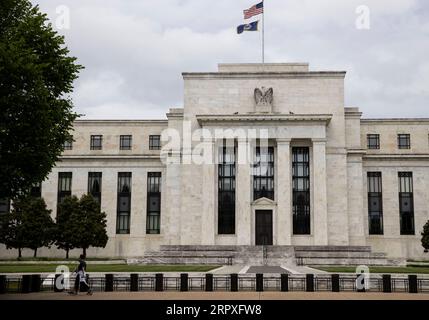 200521 -- WASHINGTON, 21 maggio 2020 Xinhua -- la gente cammina davanti all'edificio della Federal Reserve a Washington D.C., negli Stati Uniti, 21 maggio 2020. Giovedì il presidente della Federal Reserve statunitense Jerome Powell ha affermato che la recessione economica indotta dal COVID-19 ha inflitto un dolore acuto in tutto il paese, rilevando che l'onere non è distribuito uniformemente. Foto di Ting Shen/Xinhua U.S.-WASHINGTON D.C.-FED CHIEF-COVID-19-ECONOMIC DOWNTURN PUBLICATIONxNOTxINxCHN Foto Stock