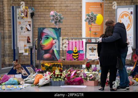 200523 -- MANCHESTER, 23 maggio 2020 -- la gente piange per un memoriale dell'attacco alla Manchester Arena a Manchester, in Gran Bretagna, 22 maggio 2020. Venerdì a Manchester è stato celebrato il terzo anniversario dell'attentato terroristico che ha ucciso 22 persone e ne ha feriti centinaia. L'attacco avvenne quando Salman Abedi fece esplodere una bomba alla fine di un concerto della cantante pop statunitense Ariana grande il 22 maggio 2017. Foto di /Xinhua BRITAIN-MANCHESTER-TERRORIST ATTACK-ANNIVERSARY JonxSuper PUBLICATIONxNOTxINxCHN Foto Stock