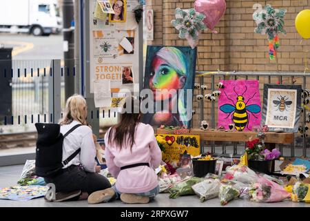 200523 -- MANCHESTER, 23 maggio 2020 -- la gente piange per un memoriale dell'attacco alla Manchester Arena a Manchester, in Gran Bretagna, 22 maggio 2020. Venerdì a Manchester è stato celebrato il terzo anniversario dell'attentato terroristico che ha ucciso 22 persone e ne ha feriti centinaia. L'attacco avvenne quando Salman Abedi fece esplodere una bomba alla fine di un concerto della cantante pop statunitense Ariana grande il 22 maggio 2017. Foto di /Xinhua BRITAIN-MANCHESTER-TERRORIST ATTACK-ANNIVERSARY JonxSuper PUBLICATIONxNOTxINxCHN Foto Stock