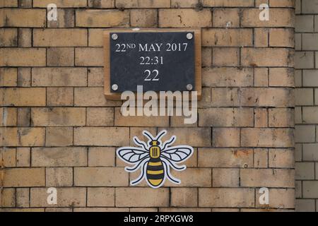 200523 -- MANCHESTER, 23 maggio 2020 -- Un tributo è stato visto per commemorare l'attacco alla Manchester Arena a Manchester, in Gran Bretagna, 22 maggio 2020. Venerdì a Manchester è stato celebrato il terzo anniversario dell'attentato terroristico che ha ucciso 22 persone e ne ha feriti centinaia. L'attacco avvenne quando Salman Abedi fece esplodere una bomba alla fine di un concerto della cantante pop statunitense Ariana grande il 22 maggio 2017. Foto di /Xinhua BRITAIN-MANCHESTER-TERRORIST ATTACK-ANNIVERSARY JonxSuper PUBLICATIONxNOTxINxCHN Foto Stock