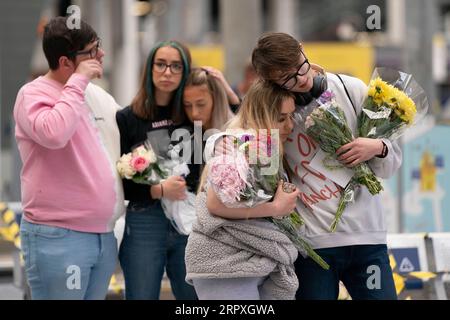 200523 -- MANCHESTER, 23 maggio 2020 -- Peoplpe piange per un memoriale dell'attacco alla Manchester Arena a Manchester, in Gran Bretagna, 22 maggio 2020. Venerdì a Manchester è stato celebrato il terzo anniversario dell'attentato terroristico che ha ucciso 22 persone e ne ha feriti centinaia. L'attacco avvenne quando Salman Abedi fece esplodere una bomba alla fine di un concerto della cantante pop statunitense Ariana grande il 22 maggio 2017. Foto di /Xinhua BRITAIN-MANCHESTER-TERRORIST ATTACK-ANNIVERSARY JonxSuper PUBLICATIONxNOTxINxCHN Foto Stock