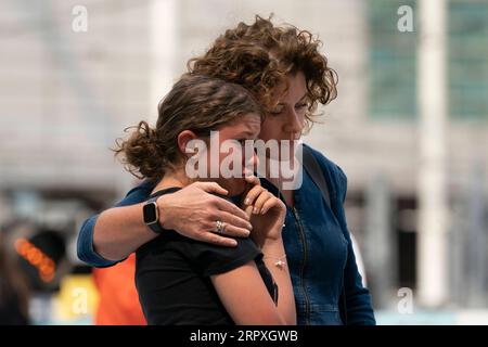 200523 -- MANCHESTER, 23 maggio 2020 -- la gente piange per un memoriale dell'attacco alla Manchester Arena a Manchester, in Gran Bretagna, 22 maggio 2020. Venerdì a Manchester è stato celebrato il terzo anniversario dell'attentato terroristico che ha ucciso 22 persone e ne ha feriti centinaia. L'attacco avvenne quando Salman Abedi fece esplodere una bomba alla fine di un concerto della cantante pop statunitense Ariana grande il 22 maggio 2017. Foto di /Xinhua BRITAIN-MANCHESTER-TERRORIST ATTACK-ANNIVERSARY JonxSuper PUBLICATIONxNOTxINxCHN Foto Stock