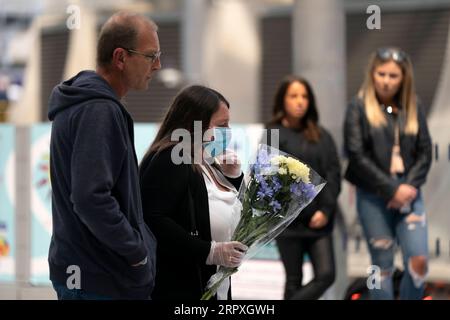 200523 -- MANCHESTER, 23 maggio 2020 -- la gente piange per un memoriale dell'attacco alla Manchester Arena a Manchester, in Gran Bretagna, 22 maggio 2020. Venerdì a Manchester è stato celebrato il terzo anniversario dell'attentato terroristico che ha ucciso 22 persone e ne ha feriti centinaia. L'attacco avvenne quando Salman Abedi fece esplodere una bomba alla fine di un concerto della cantante pop statunitense Ariana grande il 22 maggio 2017. Foto di /Xinhua BRITAIN-MANCHESTER-TERRORIST ATTACK-ANNIVERSARY JonxSuper PUBLICATIONxNOTxINxCHN Foto Stock