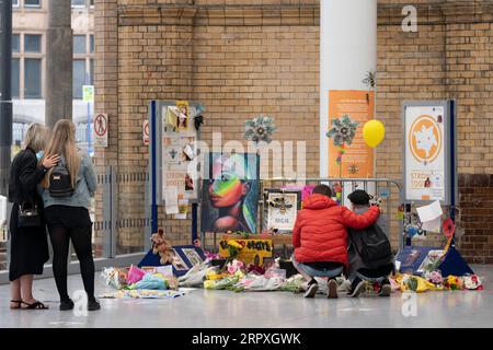 200523 -- MANCHESTER, 23 maggio 2020 -- la gente piange per un memoriale dell'attacco alla Manchester Arena a Manchester, in Gran Bretagna, 22 maggio 2020. Venerdì a Manchester è stato celebrato il terzo anniversario dell'attentato terroristico che ha ucciso 22 persone e ne ha feriti centinaia. L'attacco avvenne quando Salman Abedi fece esplodere una bomba alla fine di un concerto della cantante pop statunitense Ariana grande il 22 maggio 2017. Foto di /Xinhua BRITAIN-MANCHESTER-TERRORIST ATTACK-ANNIVERSARY JonxSuper PUBLICATIONxNOTxINxCHN Foto Stock