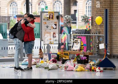 200523 -- MANCHESTER, 23 maggio 2020 -- la gente piange per un memoriale dell'attacco alla Manchester Arena a Manchester, in Gran Bretagna, 22 maggio 2020. Venerdì a Manchester è stato celebrato il terzo anniversario dell'attentato terroristico che ha ucciso 22 persone e ne ha feriti centinaia. L'attacco avvenne quando Salman Abedi fece esplodere una bomba alla fine di un concerto della cantante pop statunitense Ariana grande il 22 maggio 2017. Foto di /Xinhua BRITAIN-MANCHESTER-TERRORIST ATTACK-ANNIVERSARY JonxSuper PUBLICATIONxNOTxINxCHN Foto Stock