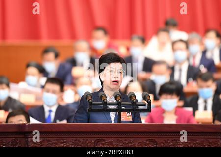 200524 -- PECHINO, 24 maggio 2020 -- Margaret Chan, membro del 13° Comitato Nazionale della Conferenza consultiva politica del popolo cinese CPPCC, tiene un discorso alla seconda riunione plenaria della terza sessione del 13° Comitato Nazionale del CPPCC presso la grande sala del popolo a Pechino, capitale della Cina, il 24 maggio 2020. DUE SESSIONSCHINA-PECHINO-CPPCC-SESSIONE ANNUALE-SECONDA RIUNIONE PLENARIA CN LIUXBIN PUBLICATIONXNOTXINXCHN Foto Stock