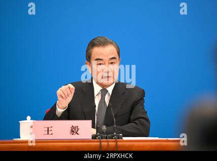 200524 -- PECHINO, 24 maggio 2020 -- il consigliere di Stato cinese e ministro degli Esteri Wang Yi partecipa a una conferenza stampa sulla politica estera e le relazioni estere della Cina tramite link video ai margini della terza sessione del XIII Congresso Nazionale del popolo NPC presso la sala grande del popolo di Pechino, capitale della Cina, 24 maggio 2020. DUE SESSIONI XINHUA FOTO DEL GIORNO CHENXYEHUA PUBLICATIONXNOTXINXCHN Foto Stock