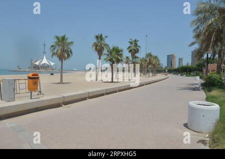 200524 -- GOVERNATORATO di HAWALLI, 24 maggio 2020 Xinhua -- la foto scattata il 24 maggio 2020 mostra una spiaggia vuota durante il festival Eid al-Fitr a causa dell'impatto del COVID-19 nel Governatorato di Hawalli, Kuwait. Il governo kuwaitiano ha imposto un coprifuoco completo nel paese per frenare il rapido aumento dei casi di coronavirus. Foto di Asad/Xinhua KUWAIT-HAWALLI GOVERNORATE-COVID-19-EID AL-FITR PUBLICATIONxNOTxINxCHN Foto Stock