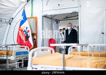 200525 -- SANTIAGO, 25 maggio 2020 Xinhua -- il presidente cileno Sebastian Pinera visita un nuovo ospedale da campo nella capitale Santiago e nell'area metropolitana, Cile, 24 maggio 2020. L'ospedale da campo è il primo di cinque strutture temporanee ad essere eretto dal governo per alleviare l'onere sugli ospedali standard. Le unità temporanee sono progettate per assistere i pazienti non COVID-19 che altrimenti occuperebbero i letti ospedalieri necessari. Ufficio presidenziale cileno/dispensa via Xinhua CHILE-SANTIAGO-COVID-19-FIELD HOSPITAL PUBLICATIONxNOTxINxCHN Foto Stock