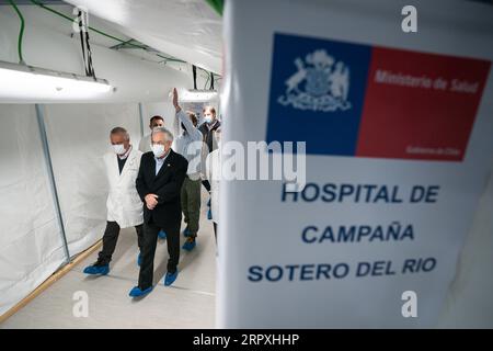 200525 -- SANTIAGO, 25 maggio 2020 Xinhua -- il presidente cileno Sebastian Pinera front R visita un nuovo ospedale da campo nella capitale Santiago e nell'area metropolitana, Cile, 24 maggio 2020. L'ospedale da campo è il primo di cinque strutture temporanee ad essere eretto dal governo per alleviare l'onere sugli ospedali standard. Le unità temporanee sono progettate per assistere i pazienti non COVID-19 che altrimenti occuperebbero i letti ospedalieri necessari. Ufficio presidenziale cileno/dispensa via Xinhua CHILE-SANTIAGO-COVID-19-FIELD HOSPITAL PUBLICATIONxNOTxINxCHN Foto Stock