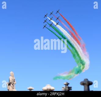 200525 -- MILANO ITALIA, 25 maggio 2020 Xinhua -- la squadra aerobatica italiana delle frecce Tricolori si esibisce su Milano, Italia, il 25 maggio 2020. La squadra aerobatica italiana delle frecce Tricolori ha iniziato lunedì una serie di voli in tutta Italia per il 74° anniversario della Festa della Repubblica e come segno di unità e solidarietà. Nelle ultime 24 ore in Italia sono morti altri 92 pazienti COVID-19, portando il pedaggio nazionale a 32.877 su 230.158 casi di infezione, ha dichiarato lunedì il Dipartimento di protezione civile. Xinhua ITALIA-MILANO-CAVALCAVIA PUBLICATIONxNOTxINxCHN Foto Stock