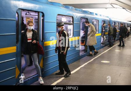 200526 -- KIEV, 26 maggio 2020 Xinhua -- i passeggeri che indossano maschere per il viso prendono la metropolitana a Kiev, Ucraina, 25 maggio 2020. La metropolitana di Kiev ha riaperto lunedì. I passeggeri devono indossare maschere e rispettare le linee guida per il distanziamento sociale. A causa della pandemia di COVID-19, la metropolitana di Kiev era fuori servizio dal 17 marzo. Foto di Sergey Starostenko/Xinhua UKRAINE-KIEV-COVID-19-SUBWAY-REOPEN PUBLICATIONxNOTxINxCHN Foto Stock