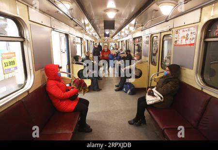 200526 -- KIEV, 26 maggio 2020 Xinhua -- i passeggeri che indossano maschere per il viso prendono la metropolitana a Kiev, Ucraina, 25 maggio 2020. La metropolitana di Kiev ha riaperto lunedì. I passeggeri devono indossare maschere e rispettare le linee guida per il distanziamento sociale. A causa della pandemia di COVID-19, la metropolitana di Kiev era fuori servizio dal 17 marzo. Foto di Sergey Starostenko/Xinhua UKRAINE-KIEV-COVID-19-SUBWAY-REOPEN PUBLICATIONxNOTxINxCHN Foto Stock