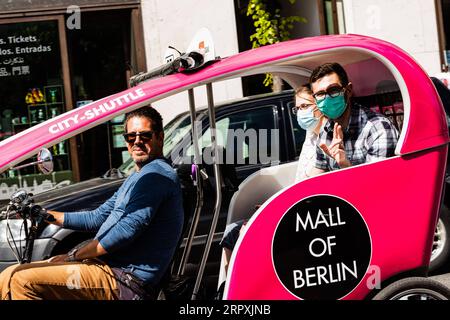 200527 -- BERLINO, 27 maggio 2020 Xinhua -- i turisti siedono su un triciclo turistico a Berlino, capitale della Germania, 26 maggio 2020. Il governo federale tedesco e i 16 stati hanno concordato in linea di principio di mantenere in vigore le restrizioni di contatto con il coronavirus fino a giugno 29, l'Ufficio stampa federale ha annunciato martedì sera. Foto di Binh Truong/Xinhua GERMANY-BERLIN-COVID-19-CONTACT RESTRICTIONS-EXTENSION PUBLICATIONxNOTxINxCHN Foto Stock