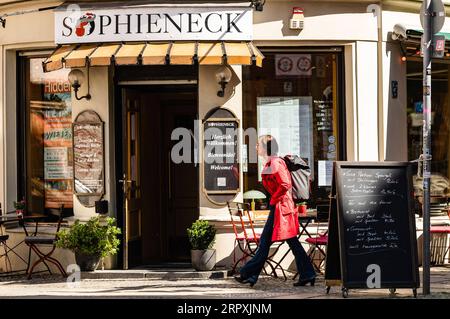 200527 -- BERLINO, 27 maggio 2020 Xinhua -- Una donna cammina davanti a un ristorante a Berlino, capitale della Germania, 26 maggio 2020. Il governo federale tedesco e i 16 stati hanno concordato in linea di principio di mantenere in vigore le restrizioni di contatto con il coronavirus fino a giugno 29, l'Ufficio stampa federale ha annunciato martedì sera. Foto di Binh Truong/Xinhua GERMANY-BERLIN-COVID-19-CONTACT RESTRICTIONS-EXTENSION PUBLICATIONxNOTxINxCHN Foto Stock
