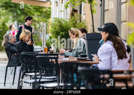 200527 -- BERLINO, 27 maggio 2020 Xinhua -- la gente siede fuori da un caffè a Berlino, capitale della Germania, 26 maggio 2020. Il governo federale tedesco e i 16 stati hanno concordato in linea di principio di mantenere in vigore le restrizioni di contatto con il coronavirus fino a giugno 29, l'Ufficio stampa federale ha annunciato martedì sera. Foto di Binh Truong/Xinhua GERMANY-BERLIN-COVID-19-CONTACT RESTRICTIONS-EXTENSION PUBLICATIONxNOTxINxCHN Foto Stock