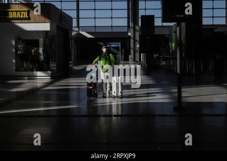 200527 -- PECHINO, 27 maggio 2020 -- Un uomo cammina all'aeroporto internazionale Guarulhos, alla periferia di San Paolo, Brasile, 25 maggio 2020. XINHUA FOTO DEL GIORNO RahelxPatrasso PUBLICATIONxNOTxINxCHN Foto Stock