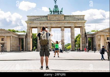 200527 -- BERLINO, 27 maggio 2020 Xinhua -- Un uomo scatta foto per una donna di fronte alla porta di Brandeburgo a Berlino, capitale della Germania, 26 maggio 2020. Il governo federale tedesco e i 16 stati hanno concordato in linea di principio di mantenere in vigore le restrizioni di contatto con il coronavirus fino a giugno 29, l'Ufficio stampa federale ha annunciato martedì sera. Foto di Binh Truong/Xinhua GERMANY-BERLIN-COVID-19-CONTACT RESTRICTIONS-EXTENSION PUBLICATIONxNOTxINxCHN Foto Stock
