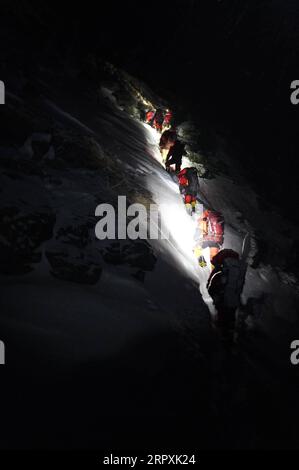 200527 -- PECHINO, 27 maggio 2020 -- i membri della squadra di indagine cinese dirigono la vetta del Monte Qomolangma il 27 maggio 2020. QOMOLANGMA REMEASUREMENTXINHUA FOTO DEL GIORNO TASHIXTSERING PUBLICATIONXNOTXINXCHN Foto Stock