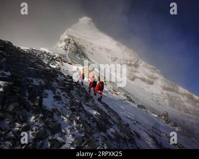 200527 -- PECHINO, 27 maggio 2020 -- i membri di una squadra di sondaggi cinesi dirigono la vetta del Monte Qomolangma il 27 maggio 2020. QOMOLANGMA REMEASUREMENTXINHUA FOTO DEL GIORNO TASHIXTSERING PUBLICATIONXNOTXINXCHN Foto Stock