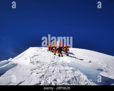 200527 -- PECHINO, 27 maggio 2020 -- i membri di una squadra di sondaggi cinesi raggiungono la vetta del Monte Qomolangma il 27 maggio 2020. QOMOLANGMA REMEASUREMENTXINHUA FOTO DEL GIORNO PENPA PUBLICATIONXNOTXINXCHN Foto Stock