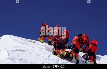 200527 -- PECHINO, 27 maggio 2020 -- i membri di una squadra di sondaggi cinesi raggiungono la vetta del Monte Qomolangma il 27 maggio 2020. QOMOLANGMA REMEASUREMENTXINHUA FOTO DEL GIORNO TASHIXTSERING PUBLICATIONXNOTXINXCHN Foto Stock