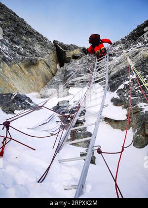 200527 -- PECHINO, 27 maggio 2020 -- Un membro di una squadra di rilevatori cinesi si dirige verso la vetta del Monte Qomolangma il 27 maggio 2020. QOMOLANGMA REMEASUREMENTXINHUA FOTO DEL GIORNO TASHIXTSERING PUBLICATIONXNOTXINXCHN Foto Stock