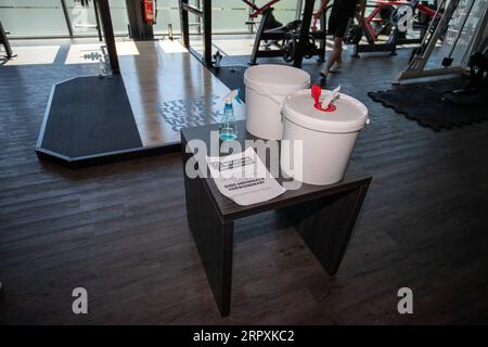 200527 -- FRANCOFORTE, 27 maggio 2020 Xinhua -- gli asciugamani di carta disinfettanti sono preparati per le persone in una palestra a Schwerte, Germania, 27 maggio 2020. Il governo federale tedesco e i 16 stati hanno concordato in linea di principio di mantenere in vigore le restrizioni di contatto con il coronavirus fino a giugno 29, l'Ufficio stampa federale ha annunciato martedì sera. Foto di Joachim Bywaletz/Xinhua GERMANY-COVID-19-CONTACT RESTRICTIONS-EXTENSION PUBLICATIONxNOTxINxCHN Foto Stock