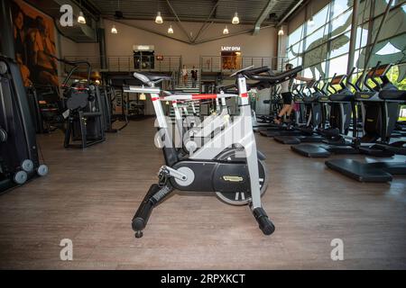 200527 -- FRANCOFORTE, 27 maggio 2020 Xinhua -- le linee sono registrate su un'attrezzatura per il fitness per ricordare alle persone di mantenere le distanze sociali in una palestra a Iserlohn, Germania, 27 maggio 2020. Il governo federale tedesco e i 16 stati hanno concordato in linea di principio di mantenere in vigore le restrizioni di contatto con il coronavirus fino a giugno 29, l'Ufficio stampa federale ha annunciato martedì sera. Foto di Joachim Bywaletz/Xinhua GERMANY-COVID-19-CONTACT RESTRICTIONS-EXTENSION PUBLICATIONxNOTxINxCHN Foto Stock