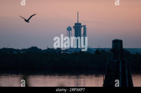 200527 -- CAPE CANAVERAL U.S., 27 maggio 2020 -- Un razzo SpaceX Falcon 9 con equipaggio Dragon a bordo è visto sulla piattaforma di lancio all'alba, al Kennedy Space Center della NASA in Florida, Stati Uniti, 27 maggio 2020. La NASA e SpaceX hanno rinviato lo storico lancio di due astronauti nello spazio dal Kennedy Space Center della NASA in Florida mercoledì a causa del maltempo. Joel Kowsky/NASA/Handout via Xinhua U.S.-FLORIDA-KENNEDY SPACE CENTER-SPACEX-LAUNCH POSTPONE NASA/JoelxKowsky PUBLICATIONxNOTxINxCHN Foto Stock