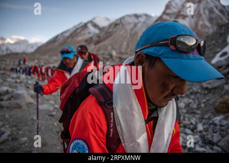 200528 -- CAMPO BASE DEL MONTE QOMOLANGMA, 28 maggio 2020 -- i membri di una squadra di rilevatori cinesi sono sulla via del ritorno al campo base del monte Qomolangma il 28 maggio 2020. Una squadra di rilevatori cinesi scese in sicurezza al campo base del Monte Qomolangma a un'altitudine di 5.200 metri giovedì, dopo aver completato la missione di rimisurare l'altezza della vetta più alta del mondo. CHINA-MOUNT QOMOLANGMA-SUMMIT-SURVEYS-DESCEND CN SUNXFEI PUBLICATIONXNOTXINXCHN Foto Stock