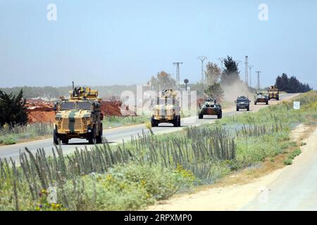 200528 -- IDLIB, 28 maggio 2020 Xinhua -- veicoli militari sono visti durante una pattuglia congiunta di truppe turche e russe nella provincia nord-occidentale di Idlib in Siria, il 28 maggio 2020. Le truppe turche e russe condussero la loro tredicesima pattuglia congiunta lungo una strada chiave nella provincia nord-occidentale di Idlib in Siria, ha detto giovedì il ministero della difesa turco. XINHUA SYRIA-IDLIB-TURCHIA-RUSSIA-PATTUGLIA CONGIUNTA PUBLICATIONXNOTXINXCHN Foto Stock