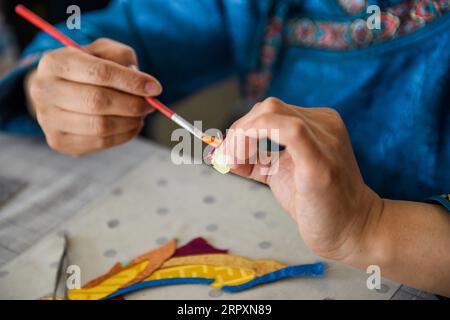 200529 -- ALXA, 29 maggio 2020 -- Un mandriano produce Thangka ricamati a pelo di cavallo in Alxa Left Banner, regione autonoma della Mongolia interna della Cina settentrionale, 29 maggio 2020. Taogerile, 77 anni, è il principale erede del Thangka ricamato a pelo di cavallo nella regione autonoma della Mongolia interna. Ha detto di aver ereditato la lavorazione da suo nonno e sua madre. Preoccupato per la cultura morente, Taogerile è stato dedicato all'eredità dell'arte tradizionale. Il ricamo complicato è stato designato come un programma di riduzione della povertà in Alxa Left Banner. Finora, questa lavorazione ha aiutato direttamente di più Foto Stock