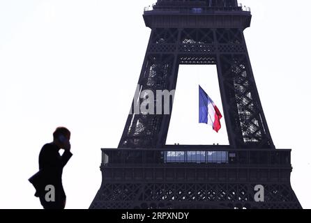 200530 -- PARIGI, 30 maggio 2020 -- Un uomo fa una telefonata vicino alla Torre Eiffel a Parigi, in Francia, 15 maggio 2020. l'istituto nazionale di statistica francese INSEE ha dichiarato nel maggio 29 che il PIL del prodotto interno lordo della Francia è stato rivisto di 0,5 punti al netto del 5,3% per i primi tre mesi dell'anno. FRANCIA-PARIGI-ECONOMIA-PIL GaoxJing PUBLICATIONxNOTxINxCHN Foto Stock