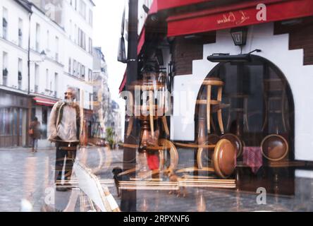 200530 -- PARIGI, 30 maggio 2020 -- le sedie sono viste in un ristorante chiuso al Montmartre a Parigi, in Francia durante il confinamento a causa del COVID-19, 18 marzo 2020. l'istituto nazionale di statistica francese INSEE ha dichiarato nel maggio 29 che il PIL del prodotto interno lordo della Francia è stato rivisto di 0,5 punti al netto del 5,3% per i primi tre mesi dell'anno. FRANCIA-PARIGI-ECONOMIA-PIL GaoxJing PUBLICATIONxNOTxINxCHN Foto Stock