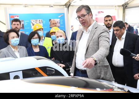 200530 -- STARA PAZOVA, 30 maggio 2020 Xinhua -- il presidente serbo Aleksandar Vucic guarda i modelli dei treni ad alta velocità nel cantiere della ferrovia Belgrado-Budapest a Stara Pazova, Serbia, il 30 maggio 2020. La ferrovia Belgrado-Budapest riveste un'importanza immensa per le relazioni tra Cina e Serbia, il tenore di vita dei cittadini e il flusso di merci, ha affermato sabato il presidente serbo Aleksandar Vucic, esprimendo soddisfazione per i progressi compiuti finora nei lavori di costruzione. Dimitrije Goll/Ufficio del Presidente serbo/Handout via Xinhua SERBIA-STARA PAZOVA-CINA-BELGRADO-BUDAPEST RAI Foto Stock