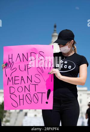 200531 -- WASHINGTON D.C., 31 maggio 2020 -- Un manifestante si trova di fronte al Campidoglio durante una protesta per la morte di George Floyd a Washington D.C., negli Stati Uniti, il 30 maggio 2020. Dimostrazioni e rivolte si sono diffuse in città in tutti gli Stati Uniti dopo che un video è diventato virale di George Floyd è stato soffocato a morte da un agente di polizia bianco nel Midwest degli Stati Uniti dello stato del Minnesota il 25 maggio. U.S.-WASHINGTON D.C.-PROTESTA LiuxJie PUBLICATIONxNOTxINxCHN Foto Stock