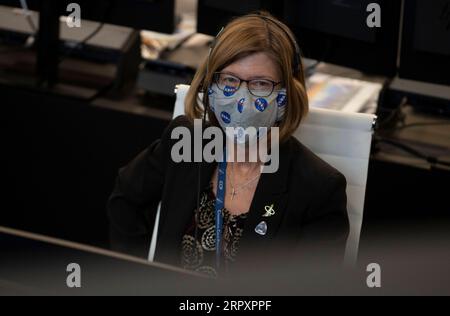 30 maggio 2020, Cape Canaveral, FL, Stati Uniti d'America: Kathy Lueders, responsabile del programma Commercial Crew della NASA, monitora il lancio di un razzo SpaceX Falcon 9 che trasporta la navicella spaziale Crew Dragon dal controllo della missione al Kennedy Space Center il 30 maggio 2020 Cape Canaveral, in Florida. La navicella spaziale trasportò gli astronauti Douglas Hurley e Robert Behnken in orbita sulla strada per la stazione spaziale Internazionale. Immagine di credito: /Planet Pix via ZUMA Wire lancio riuscito della NASA SpaceX Crew Dragon JoelxKowsky/NASA PUBLICATIONxNOTxINxCHN Kathy.Lueders20200530296.jpg Foto Stock