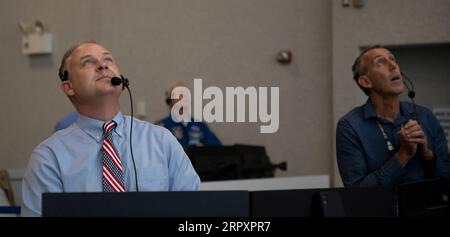 30 maggio 2020, Cape Canaveral, FL, Stati Uniti d'America: Norm Knight, vice direttore delle operazioni di volo presso il Johnson Space Center, monitora il lancio di un razzo SpaceX Falcon 9 che trasporta la navicella spaziale Crew Dragon dal controllo della missione al Kennedy Space Center il 30 maggio 2020 a Cape Canaveral, in Florida. La navicella spaziale trasportò gli astronauti Douglas Hurley e Robert Behnken in orbita sulla strada per la stazione spaziale Internazionale. Immagine di credito: /Planet Pix via ZUMA Wire lancio riuscito della NASA SpaceX Crew Dragon JoelxKowsky/NASA PUBLICATIONxNOTxINxCHN Norm.Knight202 Foto Stock