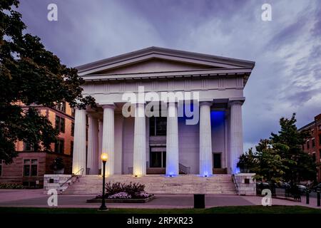 Troy, New York - Stati Uniti - 2 settembre 2023 Vista dell'ora blu dell'edificio illuminato in stile neogotico greco, Bush Memorial Center, parte del Russell Sage College nel centro città Foto Stock