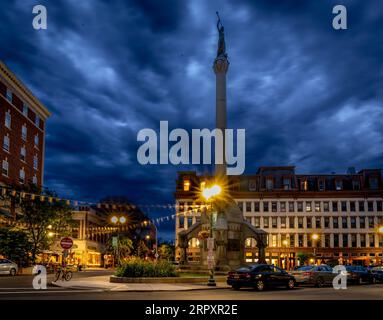 Troy, New York - Stati Uniti - 2 settembre 2023, vista Blue Hour di Monument Square. Il monumento si trova sul triangolo di terra tra la 2a, Broadway e River St Foto Stock