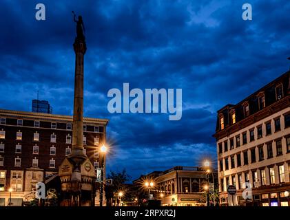 Troy, New York - Stati Uniti - 2 settembre 2023, vista Blue Hour di Monument Square. Il monumento si trova sul triangolo di terra tra la 2a, Broadway e River St Foto Stock