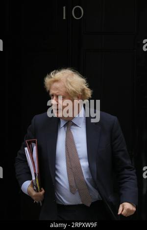 200603 -- LONDRA, 3 giugno 2020 Xinhua -- il primo ministro britannico Boris Johnson lascia 10 Downing Street per le domande del primo ministro alla camera dei comuni di Londra, il 3 giugno 2020. Foto di Tim Ireland/Xinhua BRITAIN-LONDON-BORIS JOHNSON-PMQ PUBLICATIONxNOTxINxCHN Foto Stock