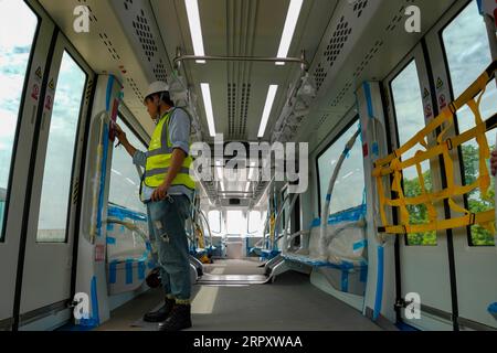 200603 -- CHONGQING, 3 giugno 2020 -- un ingegnere conduce test elettrici su un treno BYD SkyShuttle durante un'operazione di prova nel distretto di Bishan nel sud-ovest della Cina, a Chongqing, 3 giugno 2020. Il primo progetto di transito ferroviario SkyShuttle di Chongqing è stato presentato di recente, con treni elettrici a ruote in gomma che circolano su una linea ferroviaria di 15,4 km con 15 stazioni. Il progetto fornirà ai passeggeri servizi di viaggio tranquilli e sicuri al momento del suo funzionamento pubblico stimato nel settembre 2020. CHINA-CHONGQING-RAIL TRANSIT-SKYSHUTTLE-TRIAL OPERATION CN LIUXCHAN PUBLICATIONXNOTXINXCHN Foto Stock